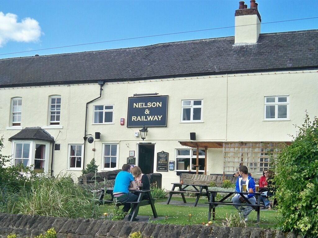 Varios Nelson and Railway Inn