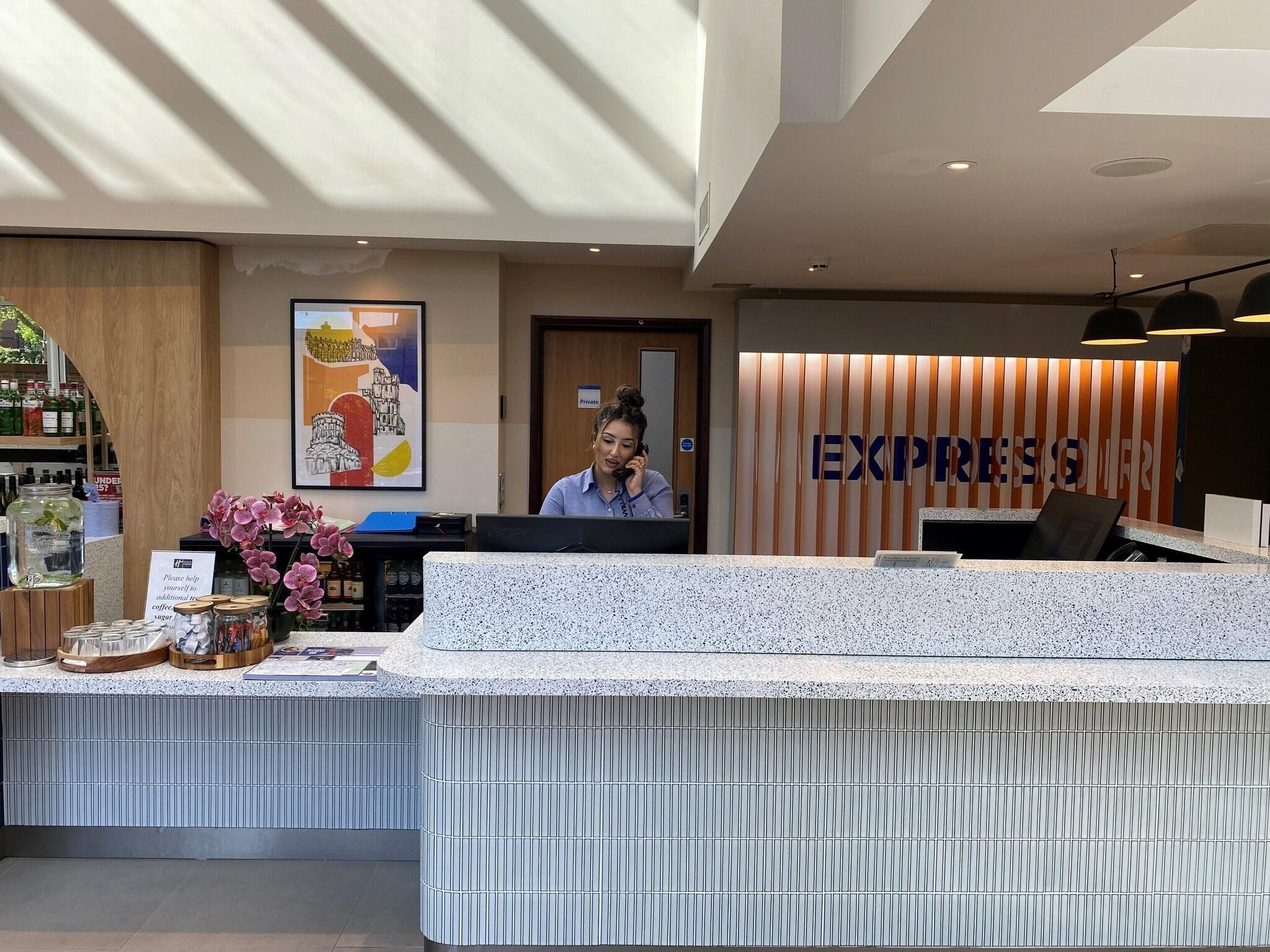 Vista Lobby Holiday Inn Express Windsor by IHG