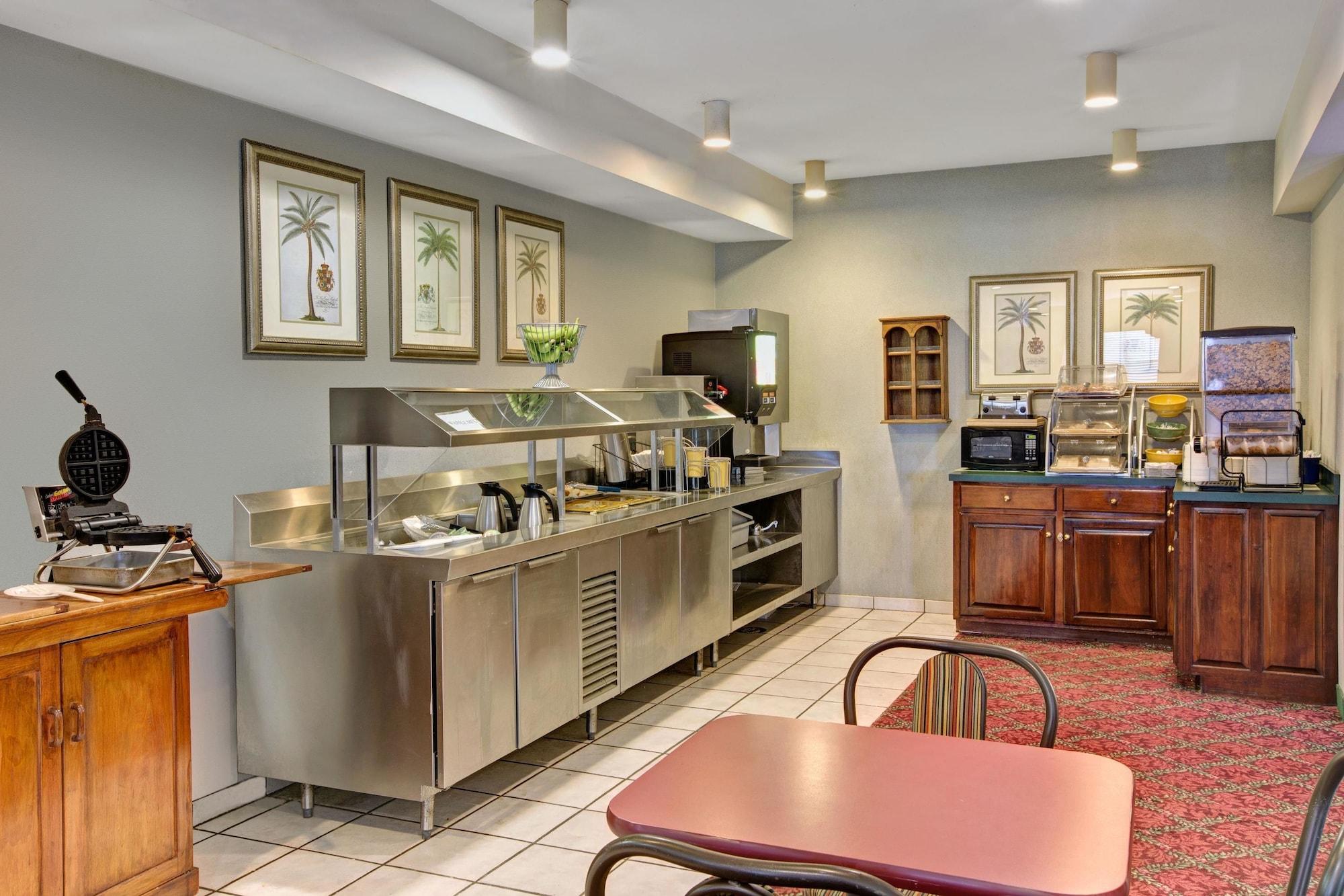 Restaurant Days Inn & Suites by Wyndham Hickory