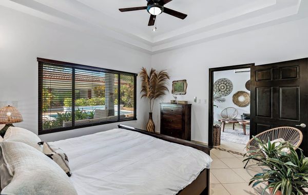 Stylish Home with Chic Decor, Luxury Amenities & Tropical Outdoor Oasis with Sparkling Private Pool - Hoteles todo incluido en Playa Conchal, Guanacaste