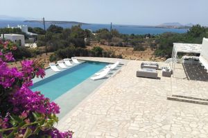 Alquiler Vacacional - Stylish seaside private villa with pool, 1min from Mikri Santa sandy beach!