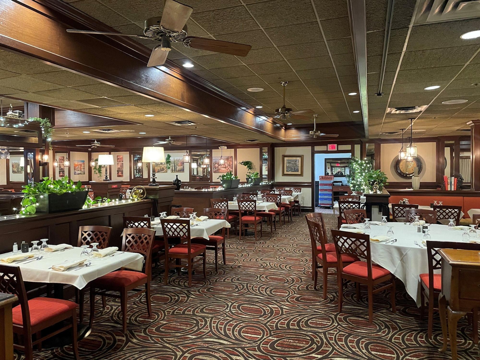 Restaurant Ramada by Wyndham Seekonk Providence Area