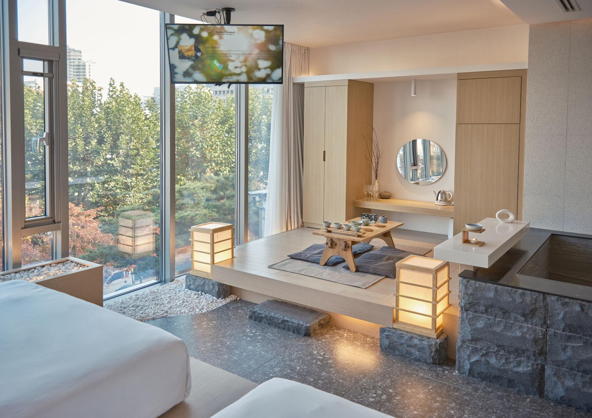 Varios UH Suite The Seoul