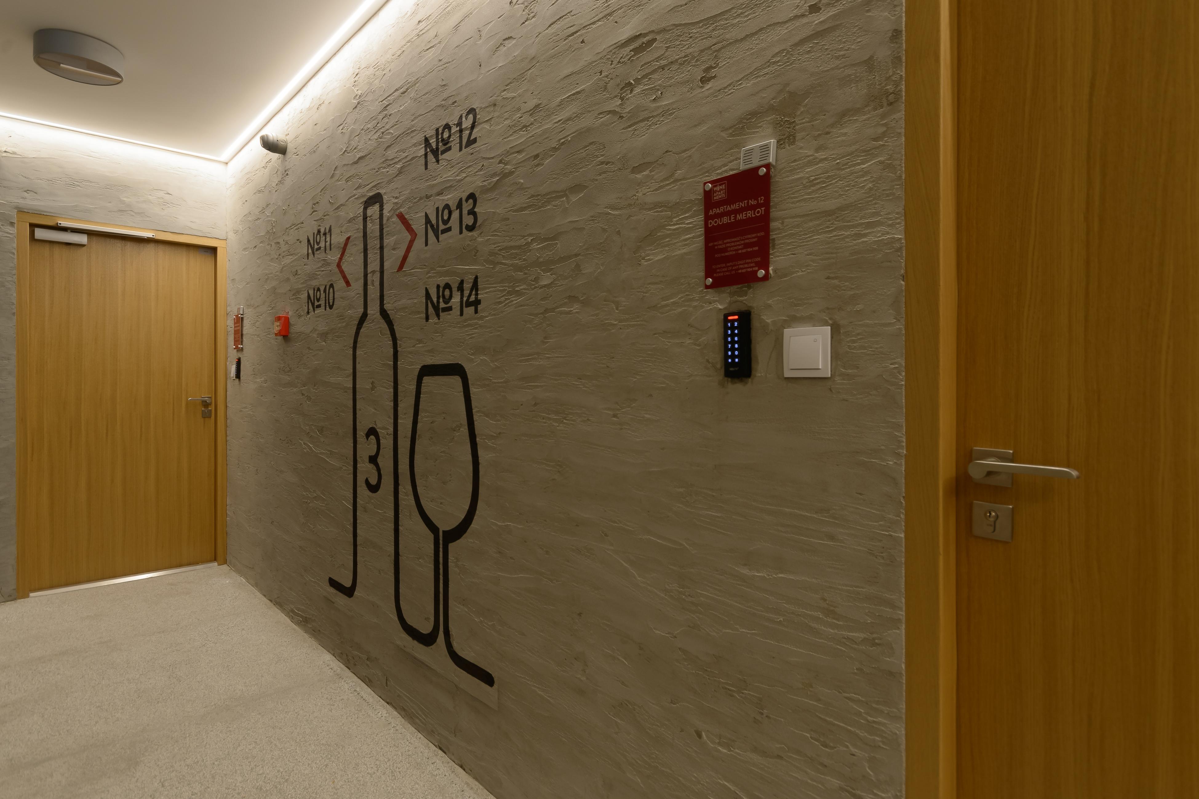 Vista Lobby Wine Apartments