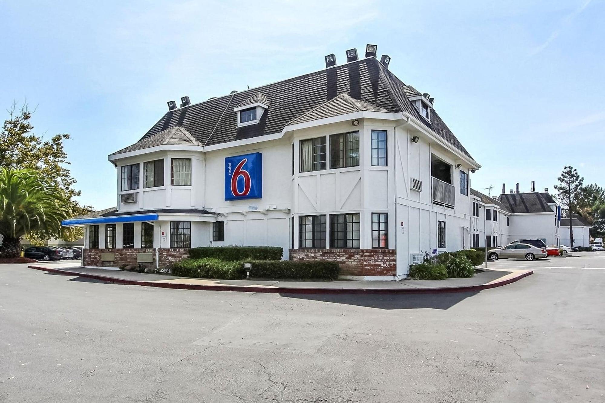 Vista Exterior Motel 6 Fremont, CA - North