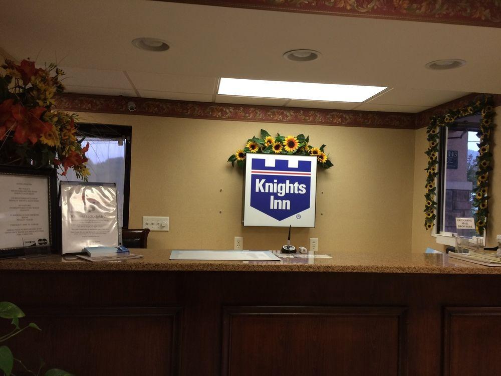 Vista Lobby Knights Inn Newport, TN