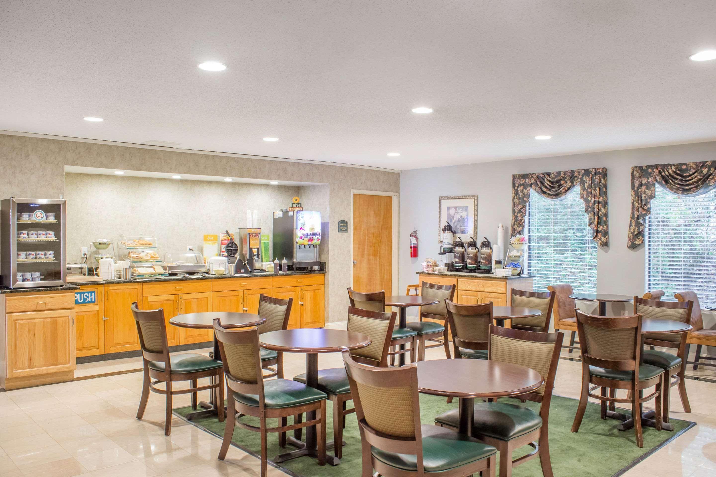 Restaurant Econo Lodge Raleigh near Walnut Creek Amphitheatre