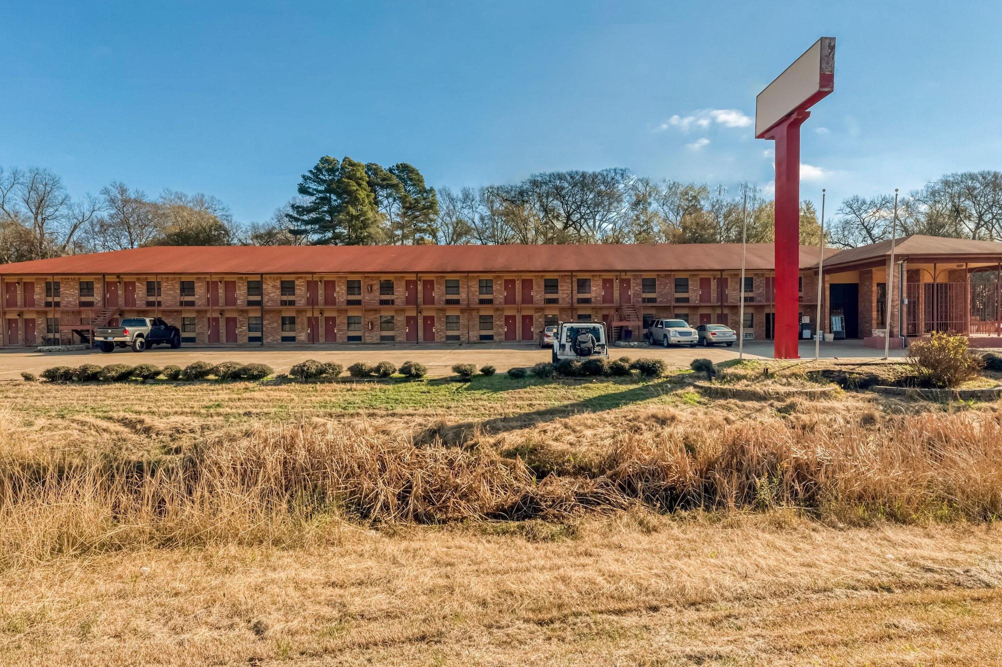 Estacionamiento OYO Hotel Jefferson TX Hwy 59