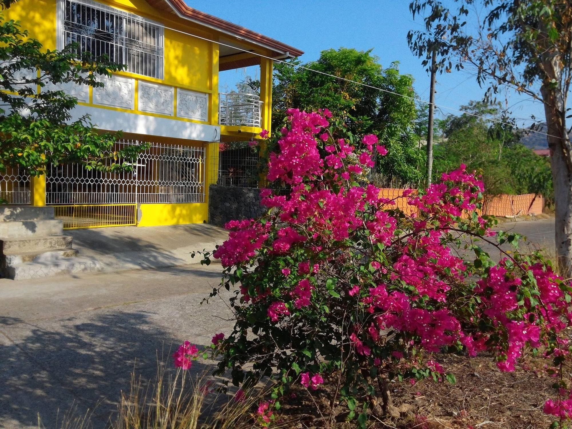 Vista Exterior Yellow HOUSE Vacation Rental