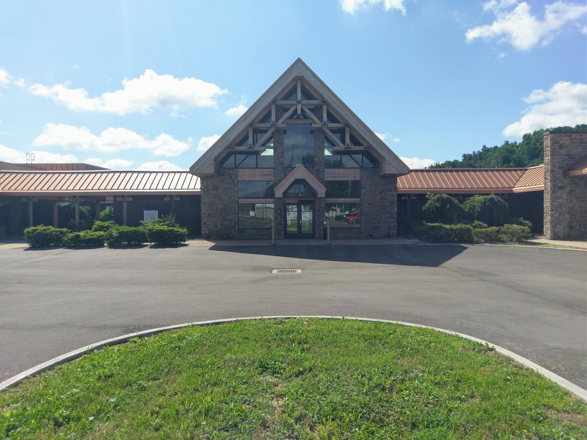Vista Exterior The Lodge at Hocking College