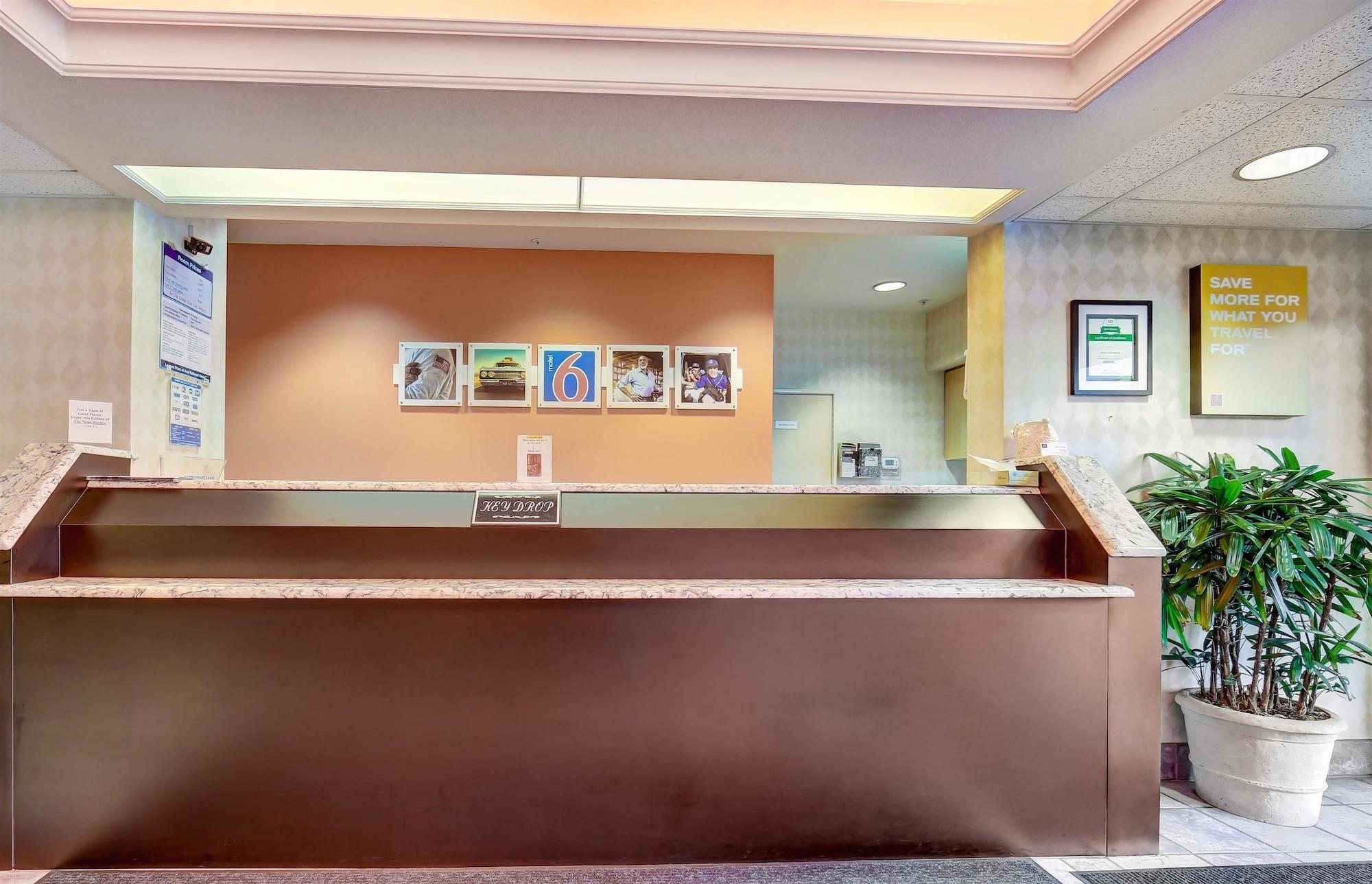 Vista Lobby Motel 6 Roseburg, OR