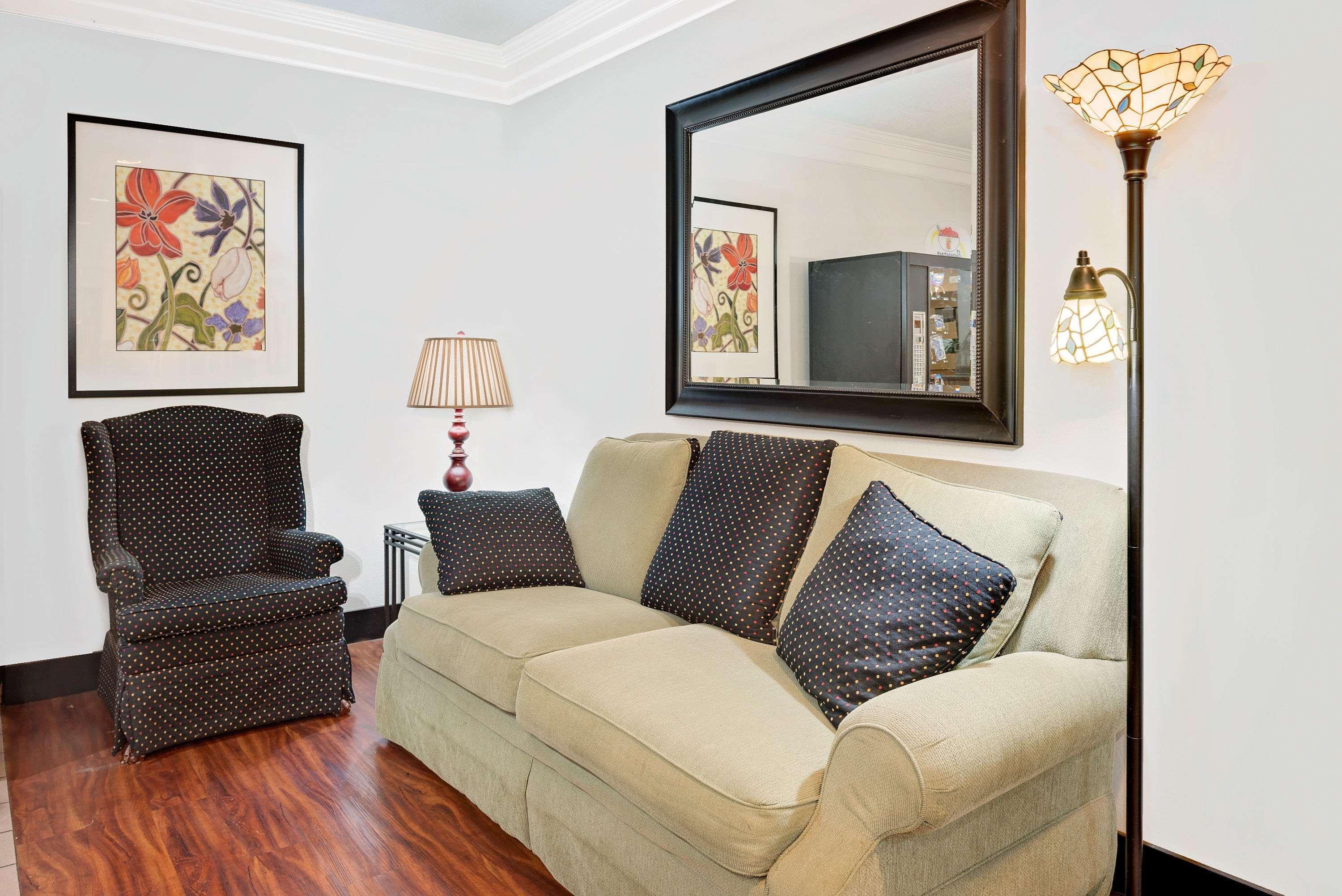 Vista Lobby Super 8 by Wyndham Metropolis