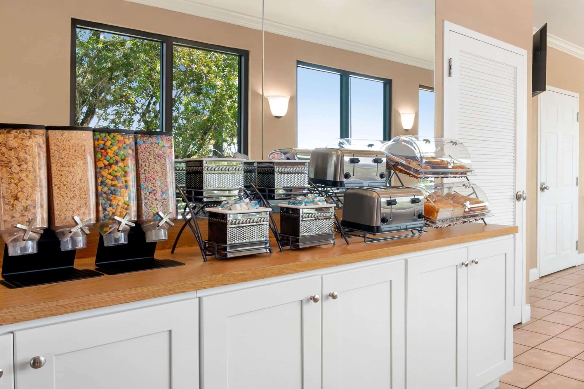 Restaurant Baymont by Wyndham Intl Speedway/I-95/Daytona Beach