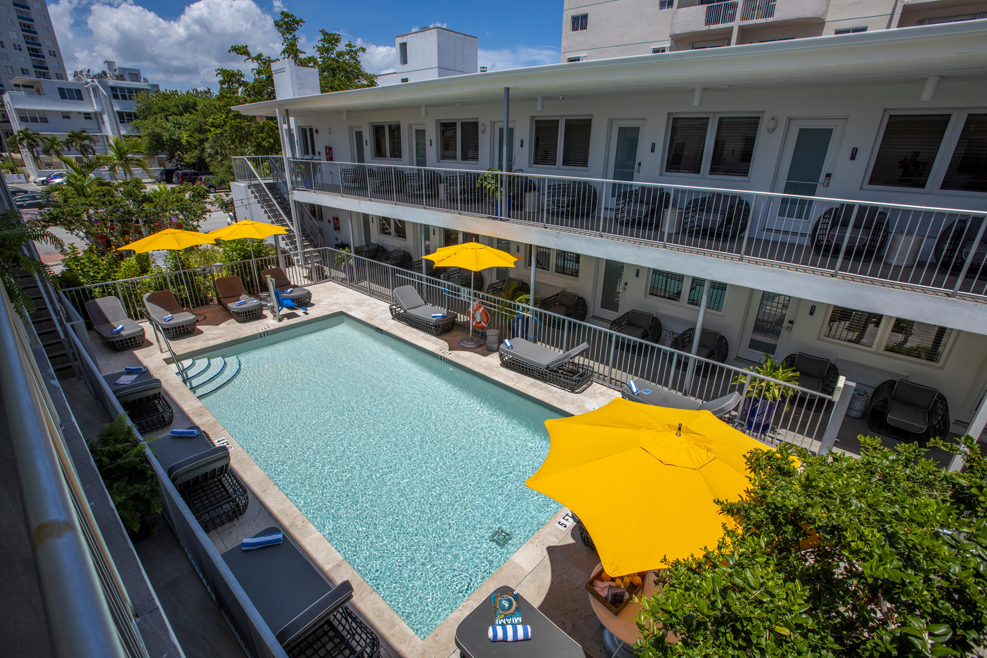 Vista Piscina Waterside Hotel and Suites