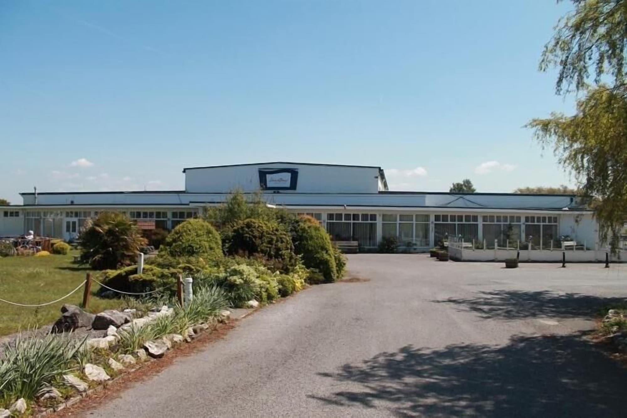 Vista Exterior Sand Bay Holiday Village