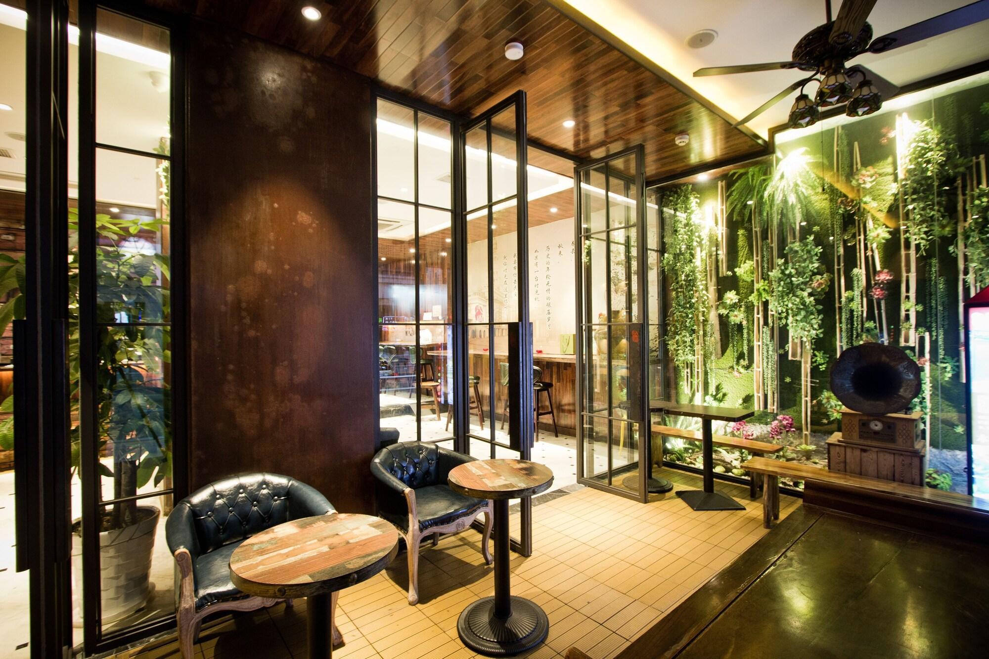 Vista Lobby MG Hotel - St. Michael's Cathedral, Qingdao