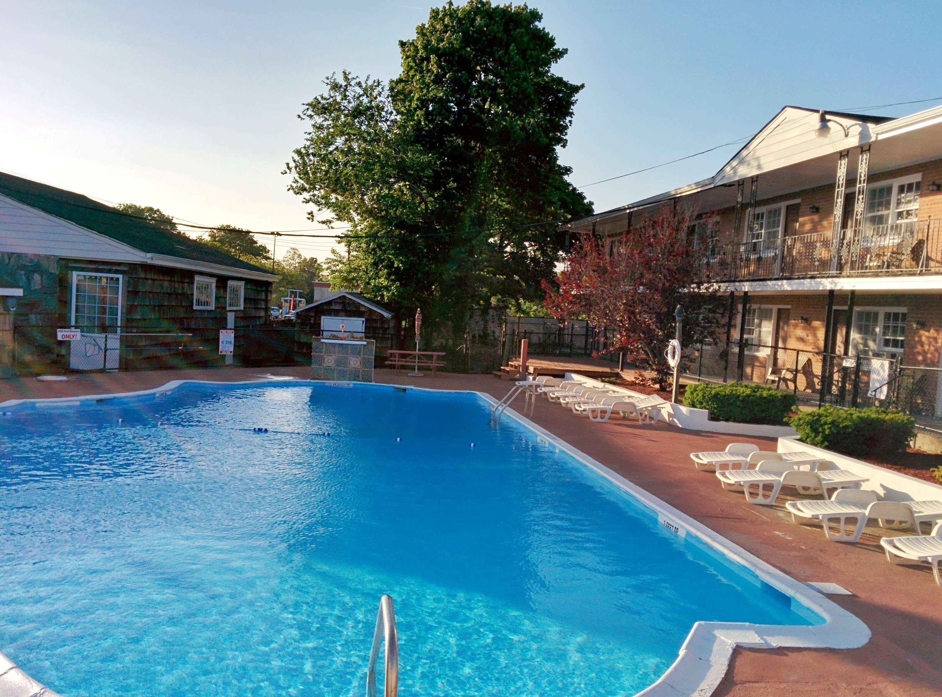 Vista Piscina Budget Host East End Hotel in Riverhead