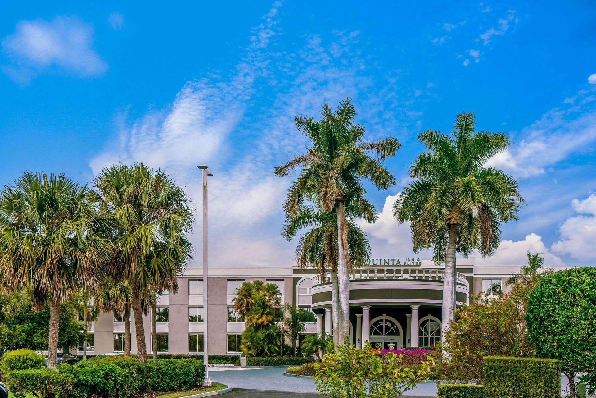 Vista Exterior La Quinta Inn & Suites by Wyndham Naples Downtown