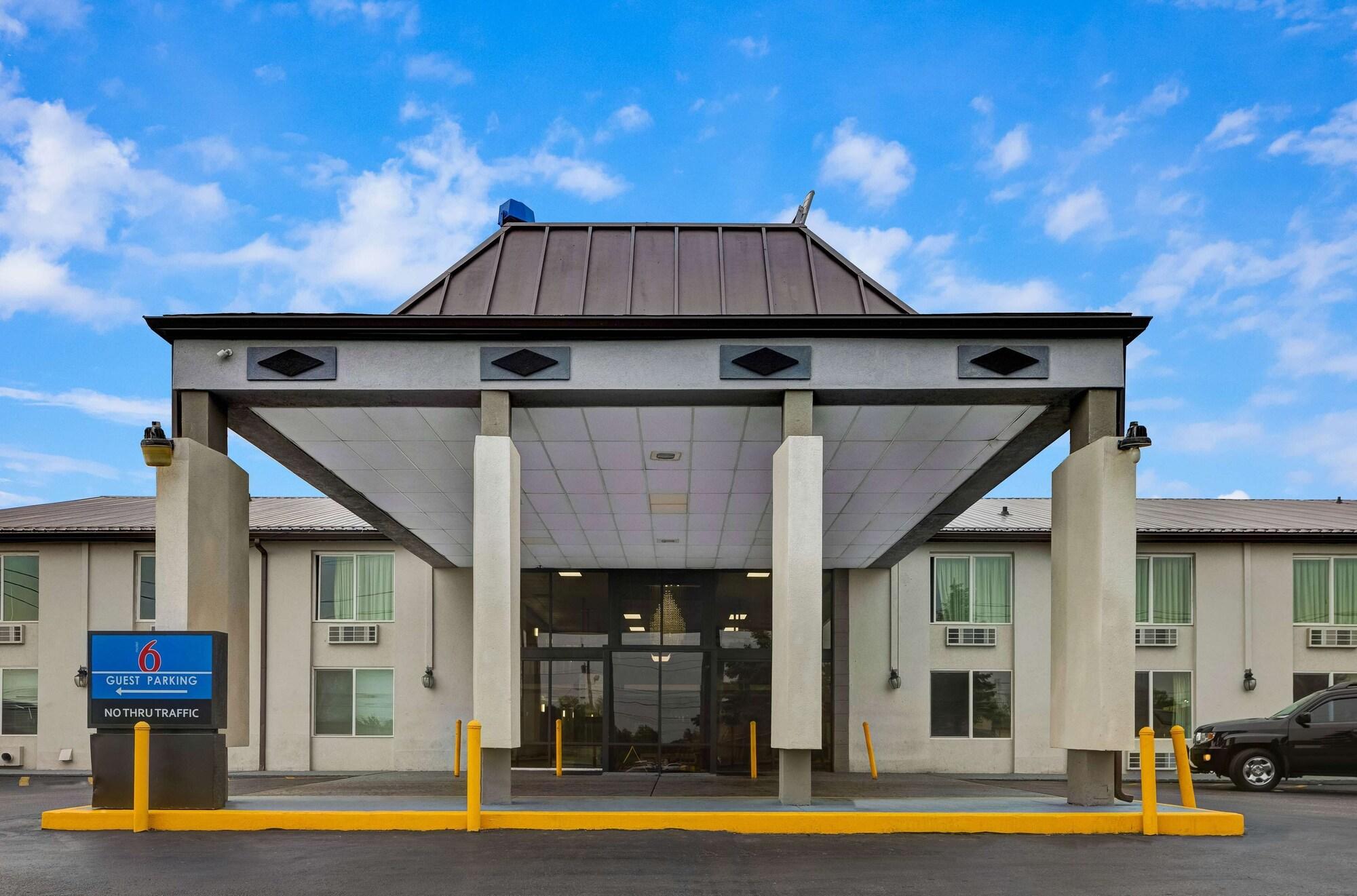 Varios Motel 6 Indianapolis, IN
