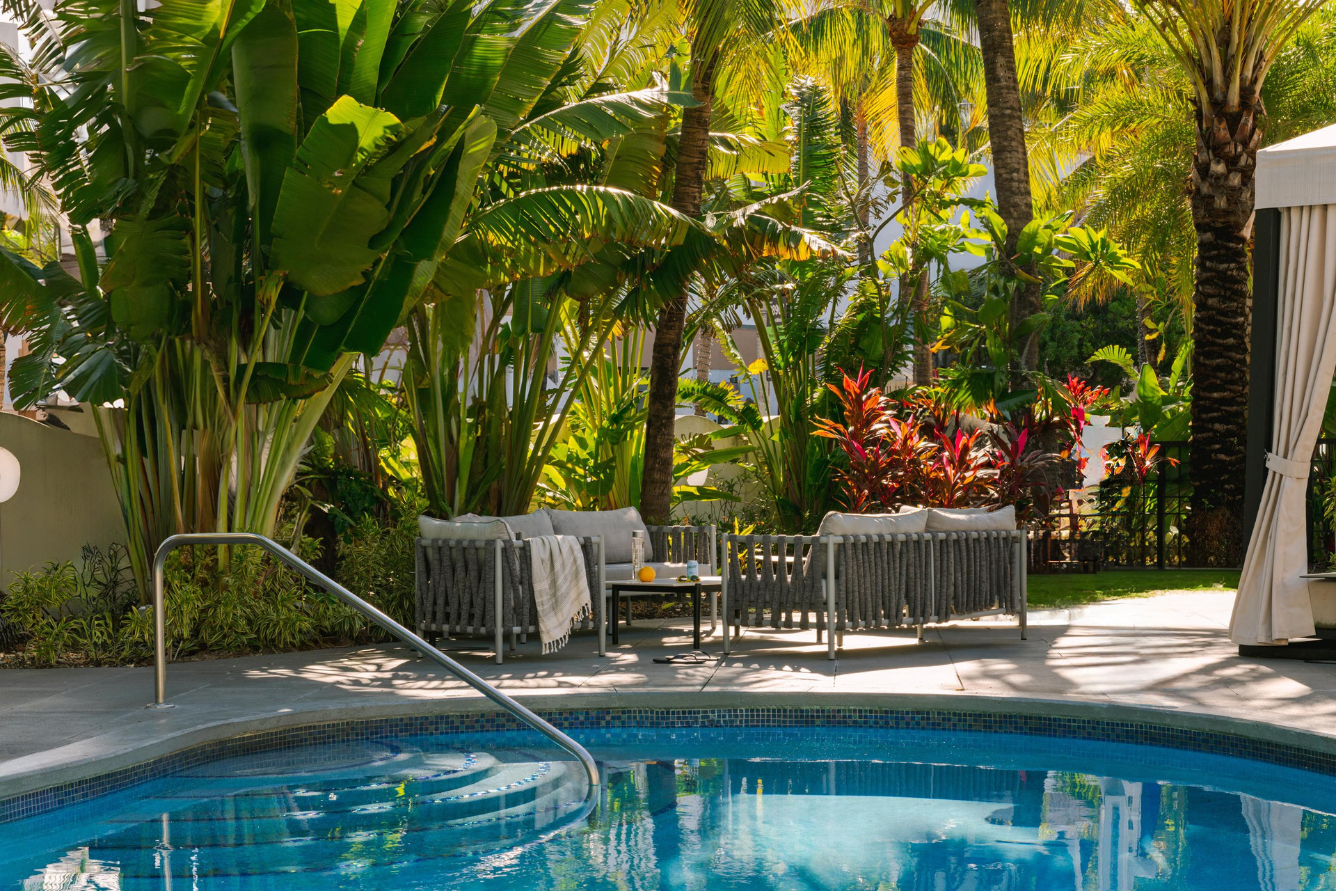Vista Piscina Kenmore Village Hotel, South Beach