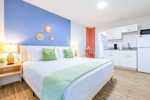Alquiler Temporario - Modern Studio: King Bed & Full Kitchen - 5-Min to Beach