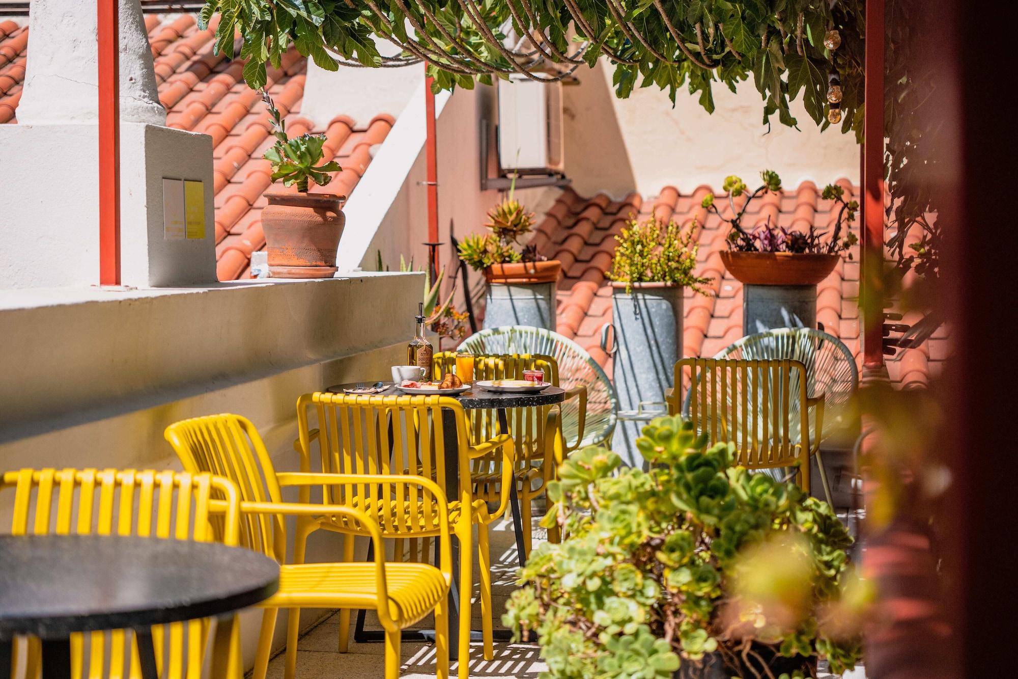 Vista Exterior Casa do Bairro by Shiadu