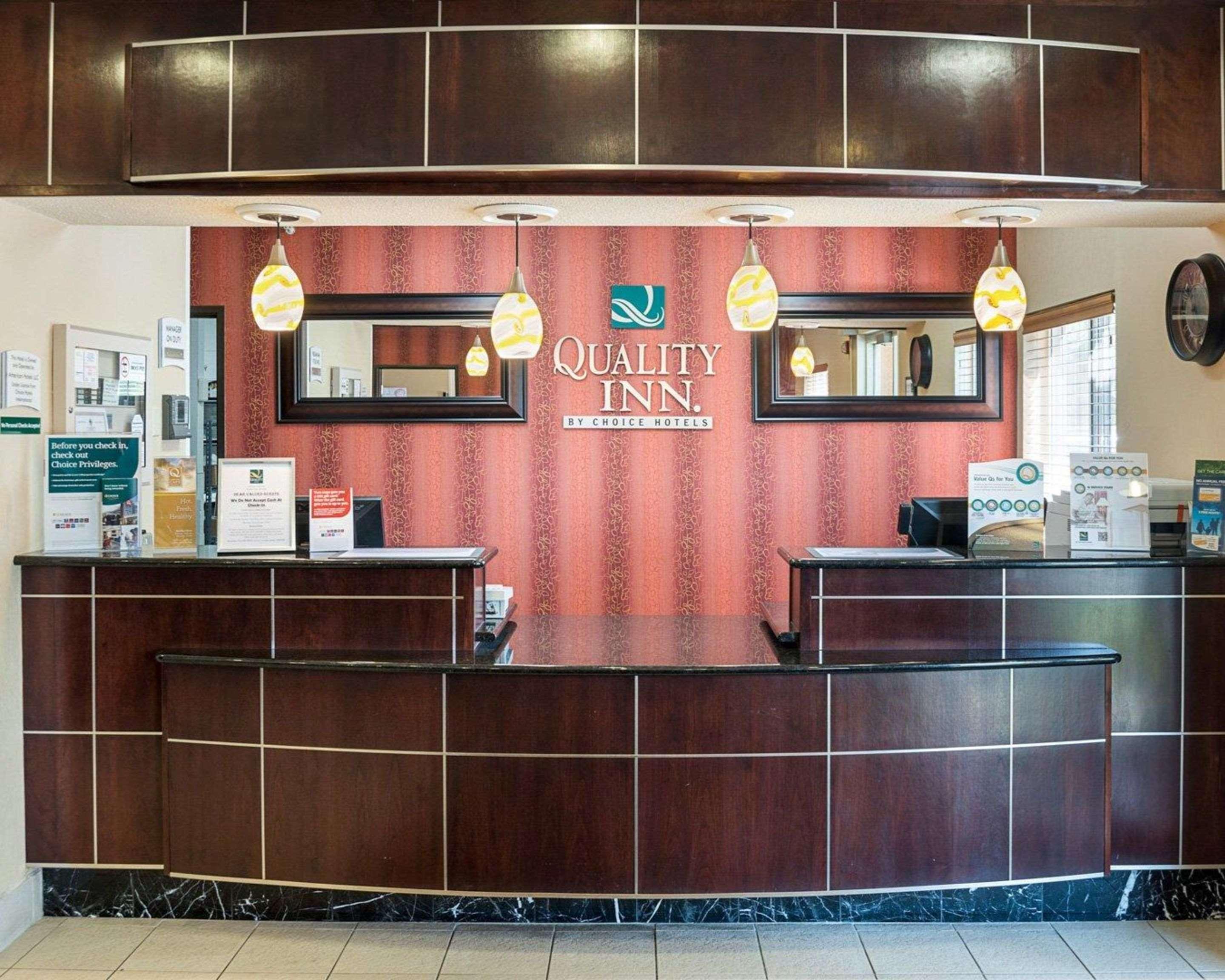 Vista Lobby Quality Inn Brooklyn Center