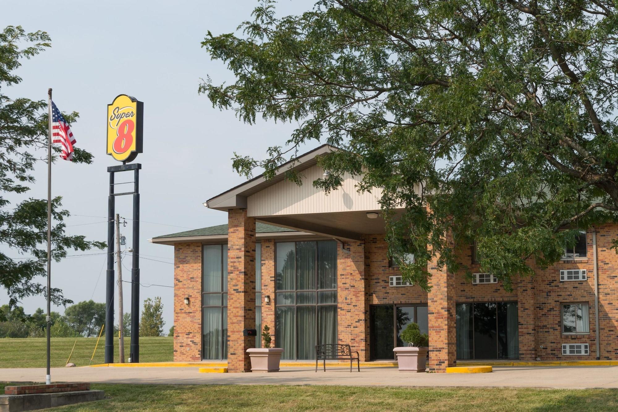 Varios Super 8 by Wyndham Staunton