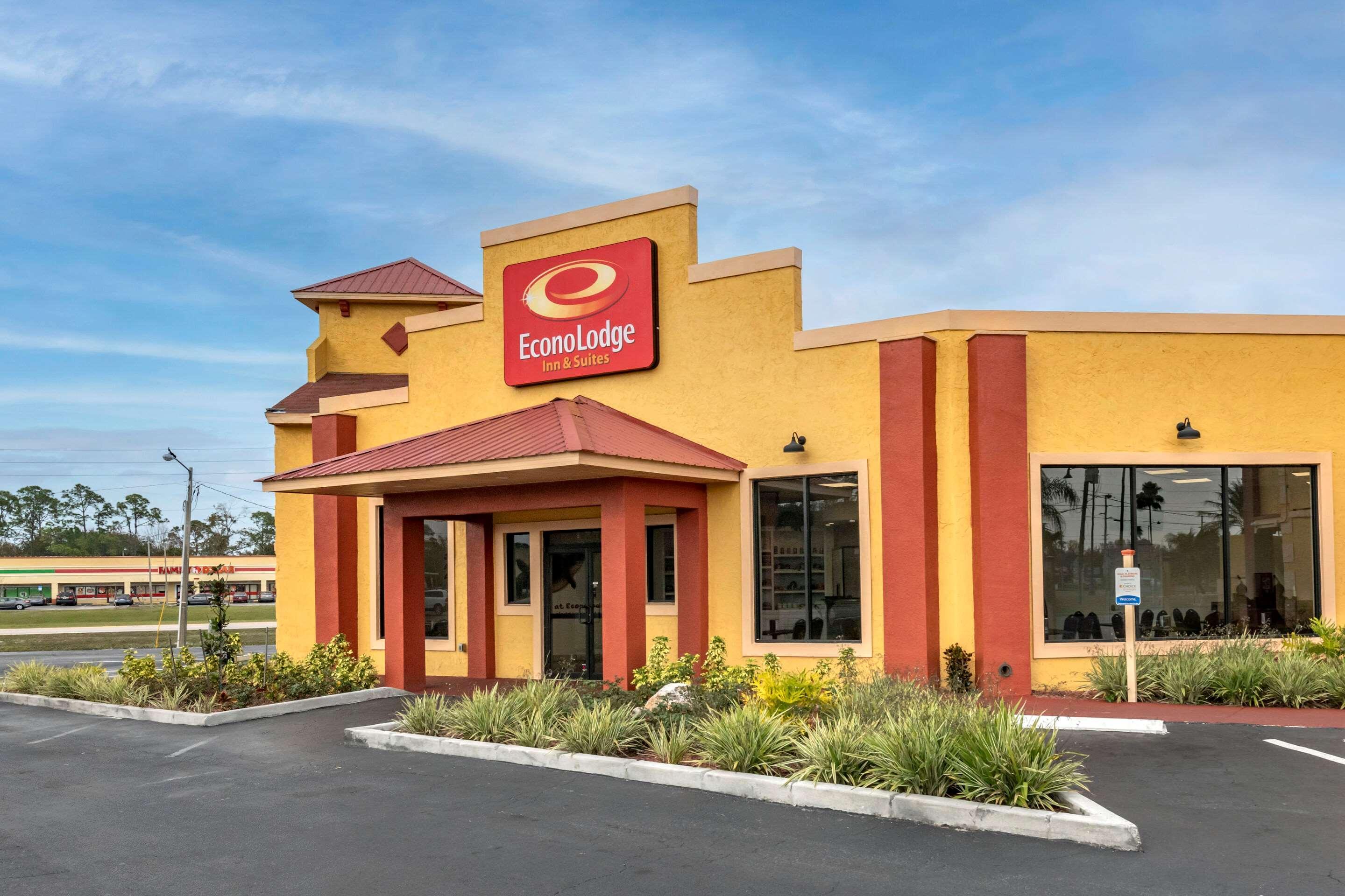 Vista Exterior Econo Lodge Inn & Suites Maingate Central