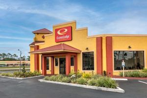 Alojamiento - Econo Lodge Inn & Suites Maingate Central