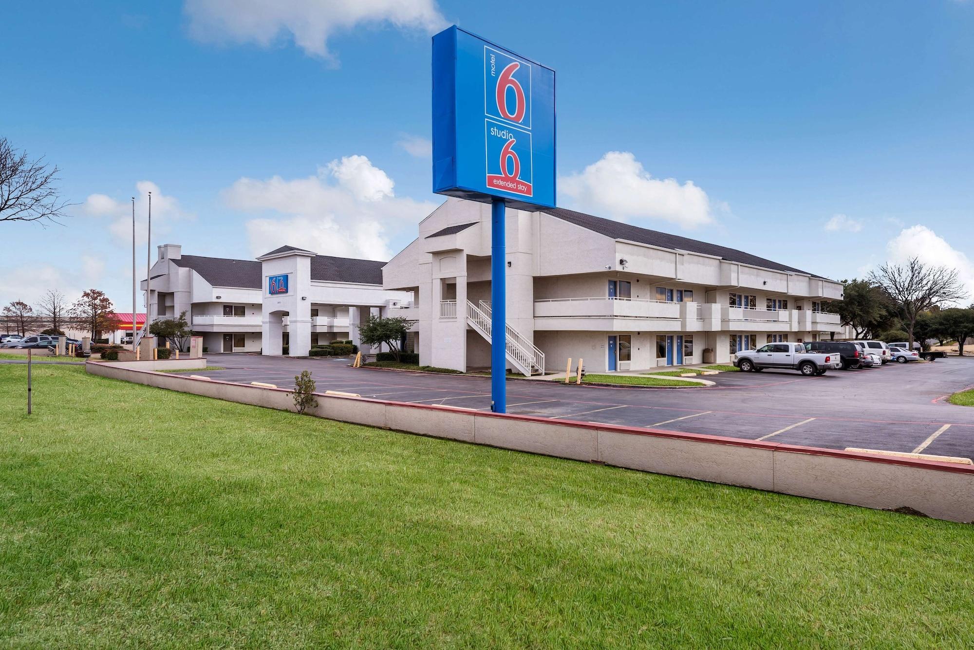 Vista Exterior Studio 6 Irving, TX - Irving DFW Airport East