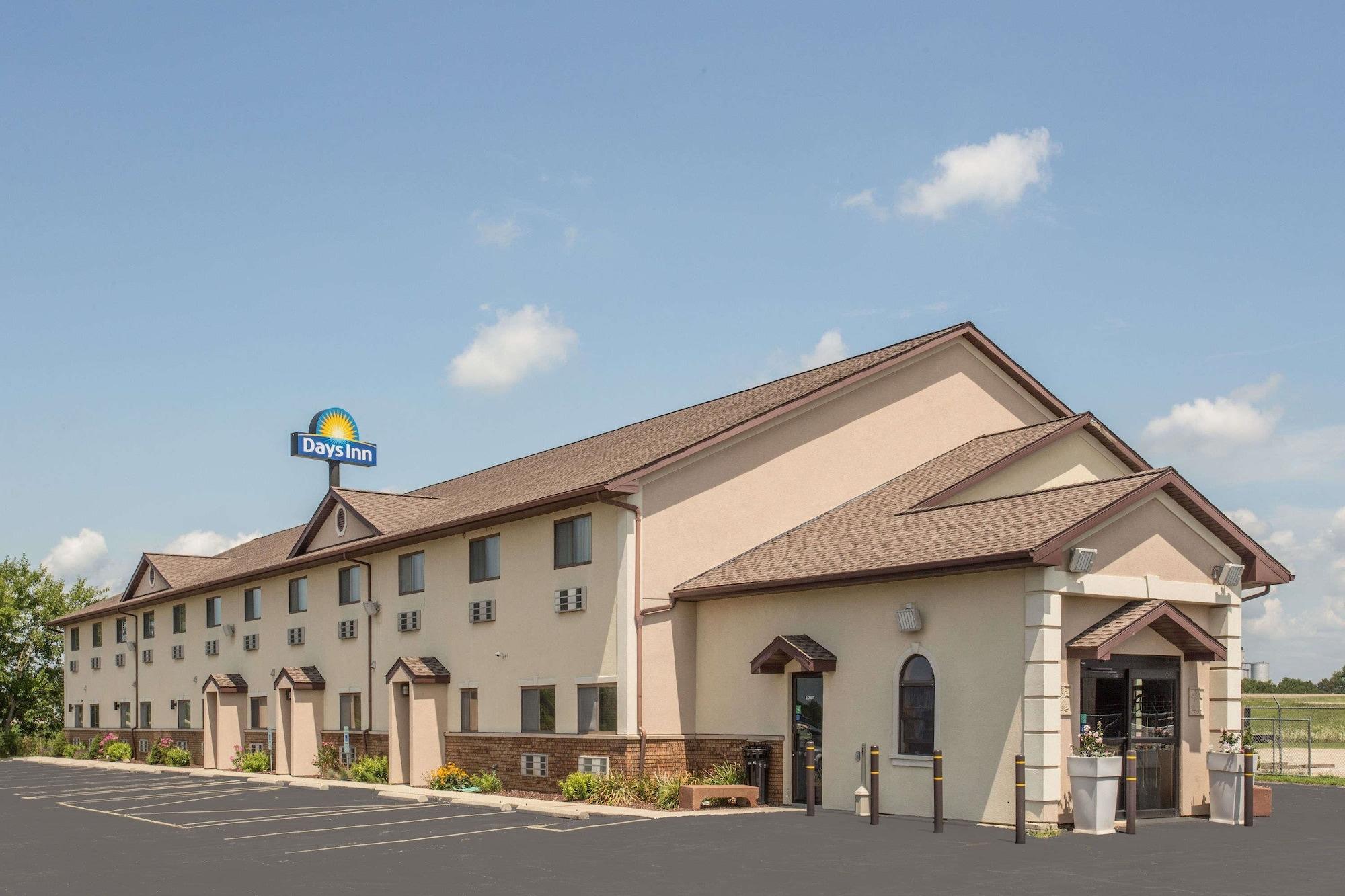 Vista Exterior Days Inn by Wyndham Le Roy/Bloomington Southeast