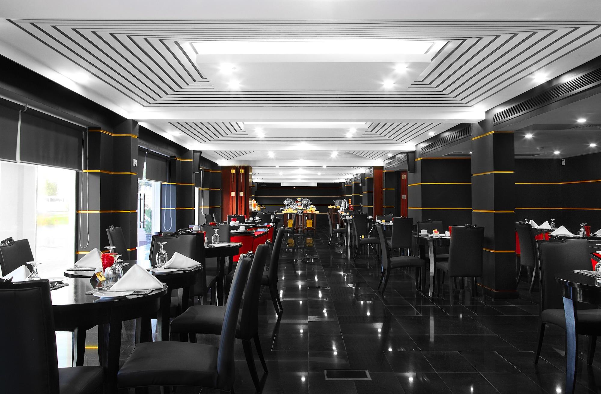 Restaurant Ramada by Wyndham Qurum Beach