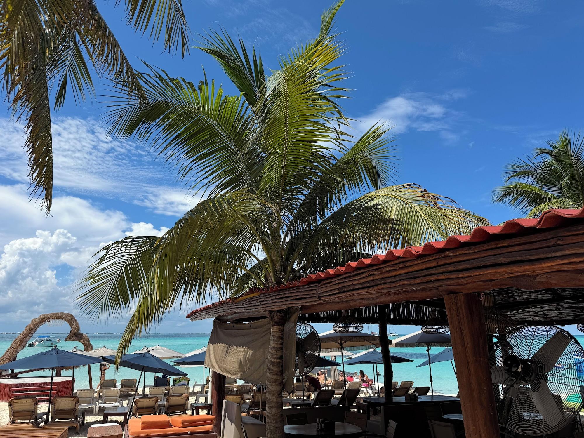 Restaurant Chichis and Charlies Beachfront