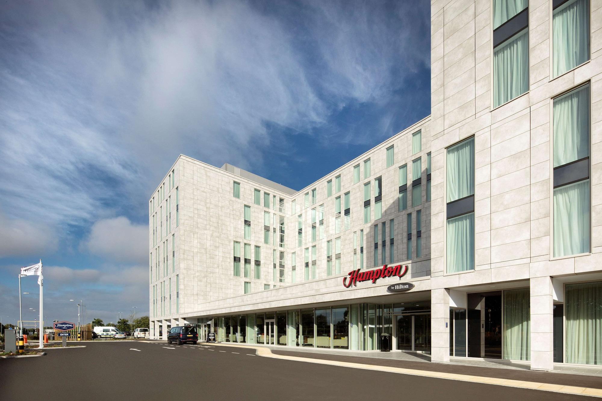 Vista Exterior Hampton by Hilton London Stansted Airport