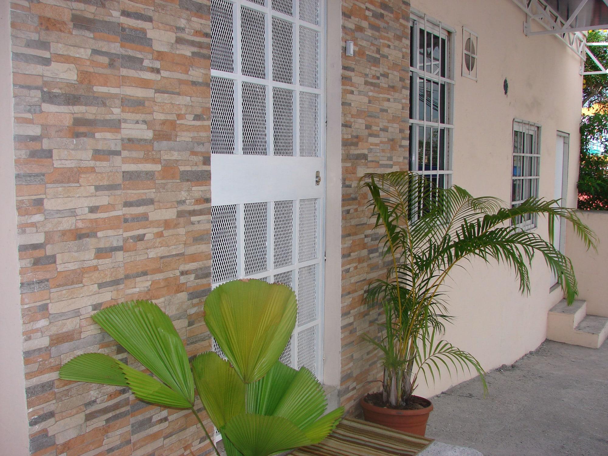 Varios Hostal Gemar - Hostel