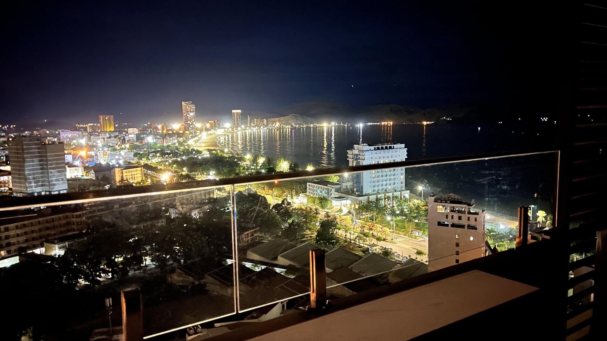 Varios Stunning Ocean View Apartment in FLC Sea Tower