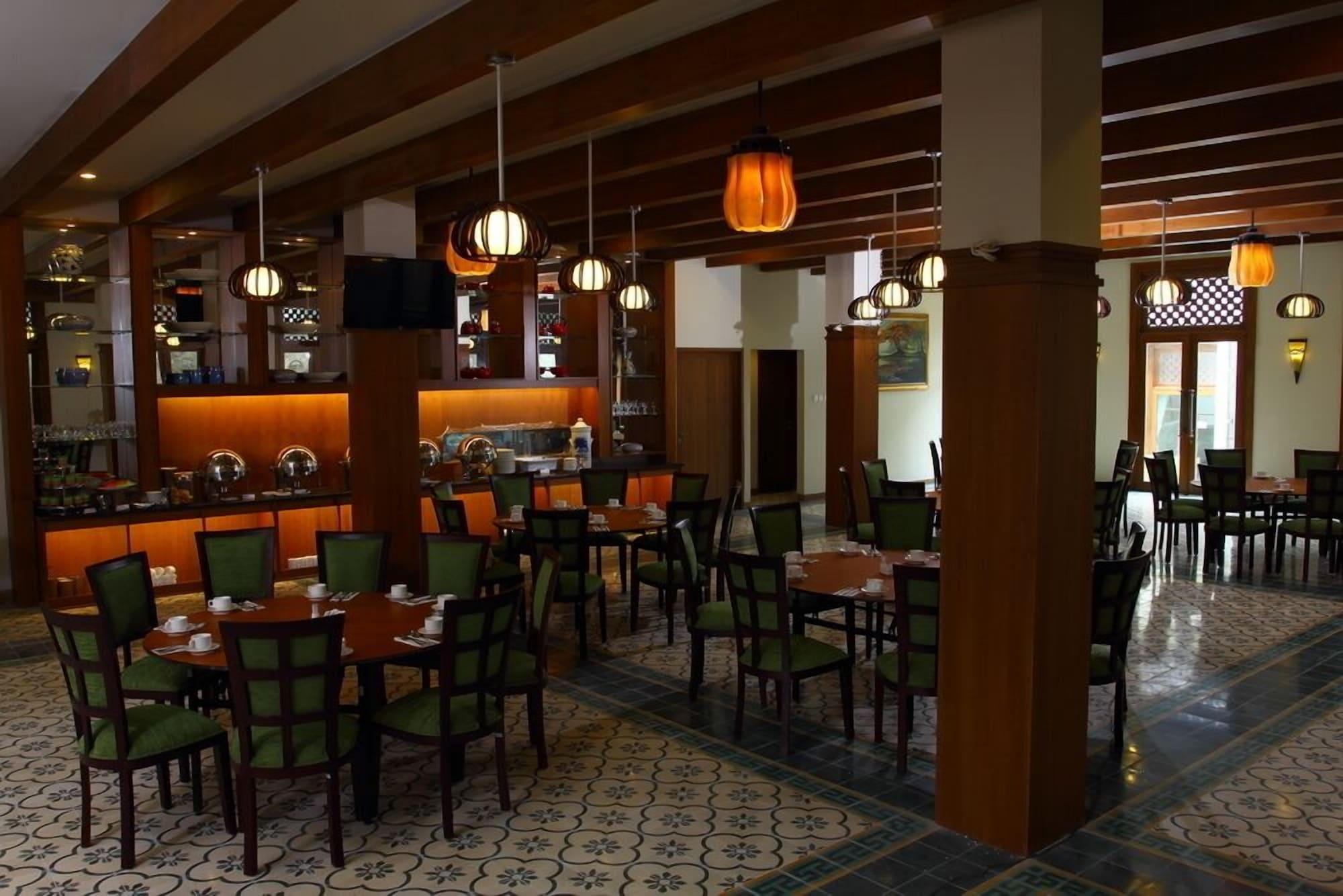 Bar/Salón Aziza Solo