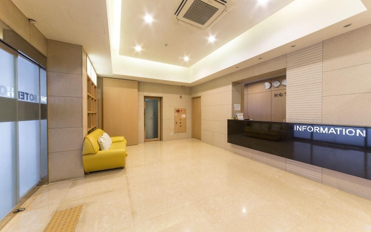 Vista Lobby Honors Hotel