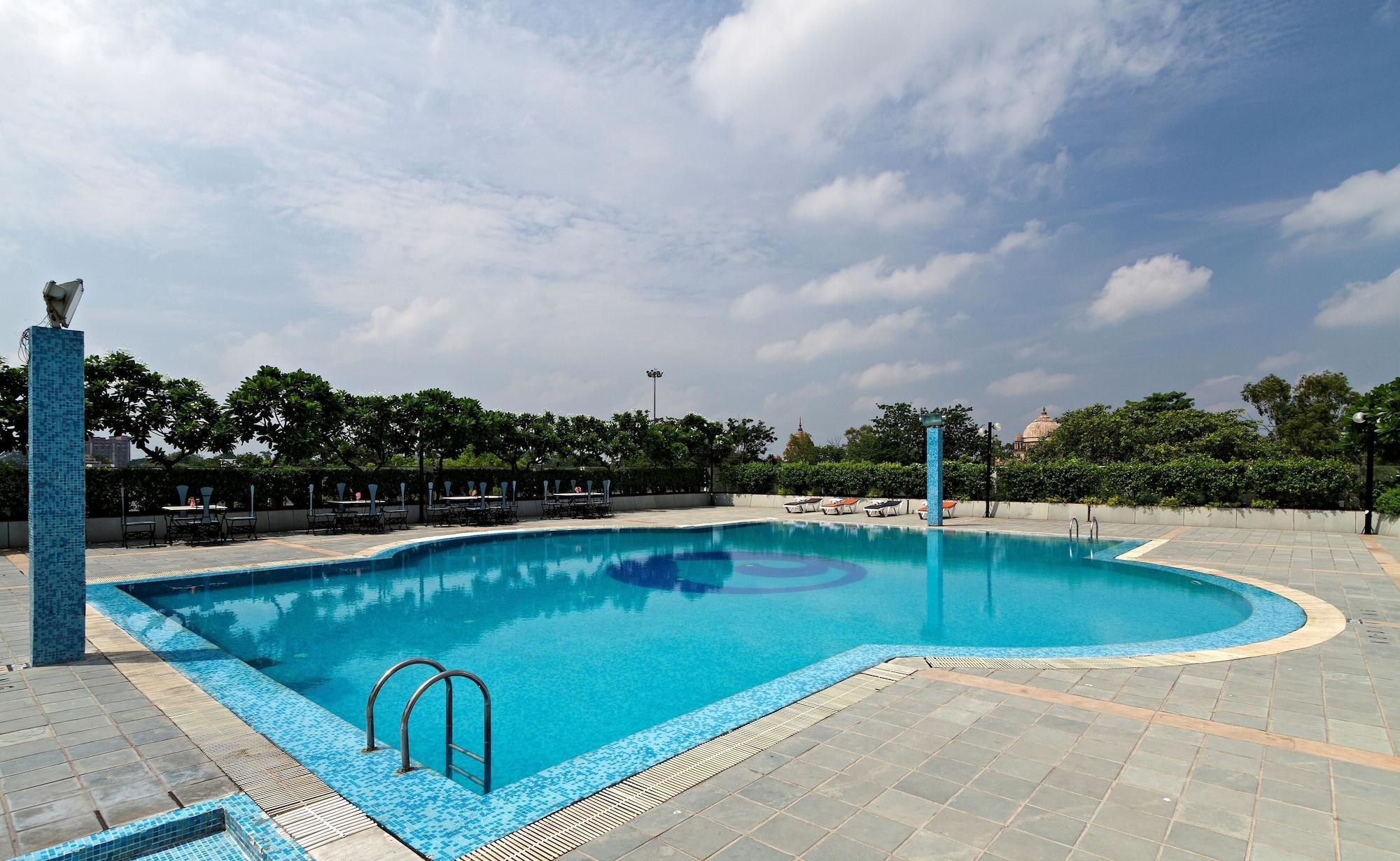 Vista Piscina Clarks Avadh, Lucknow