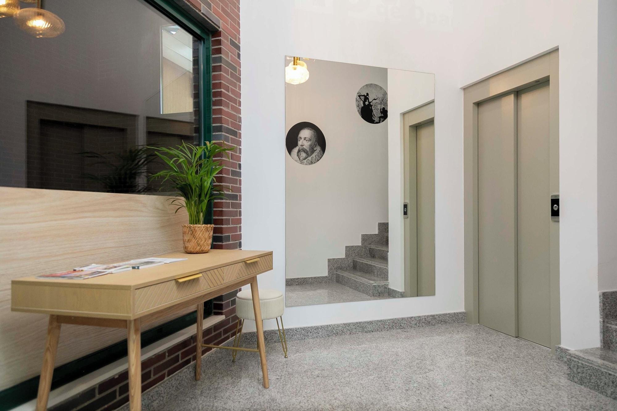 Vista Lobby Aurora Stays by Charming