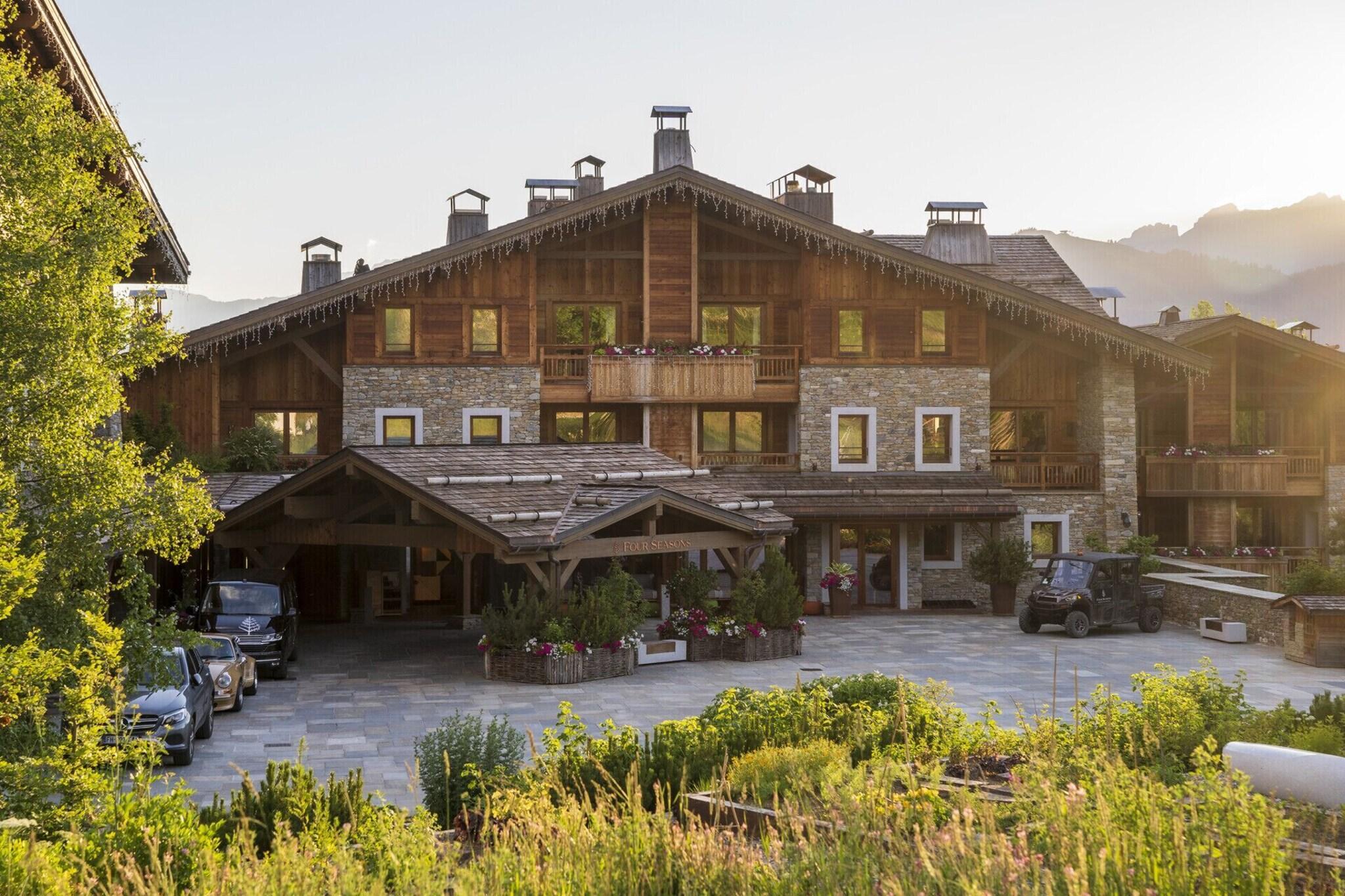 Vista Exterior Four Seasons Resort Megeve