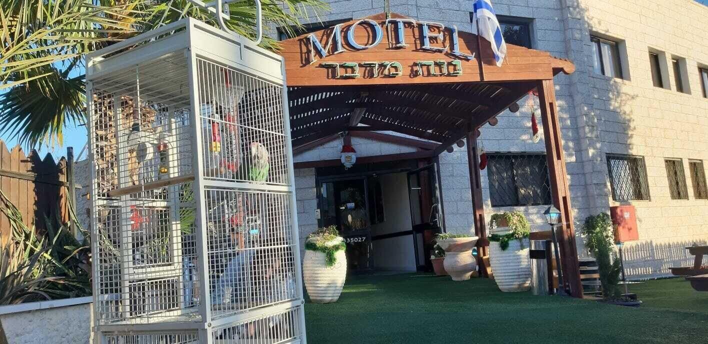 Vista Exterior Neve Midbar Motel