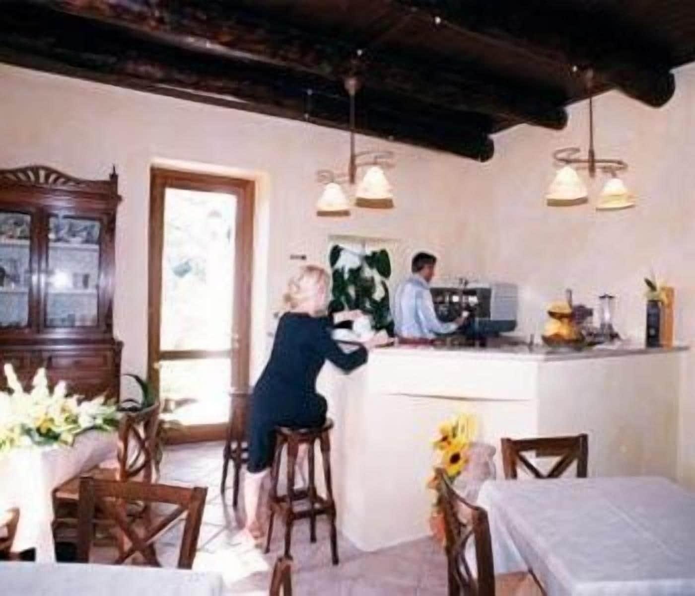 Bar/Salón Casale 900