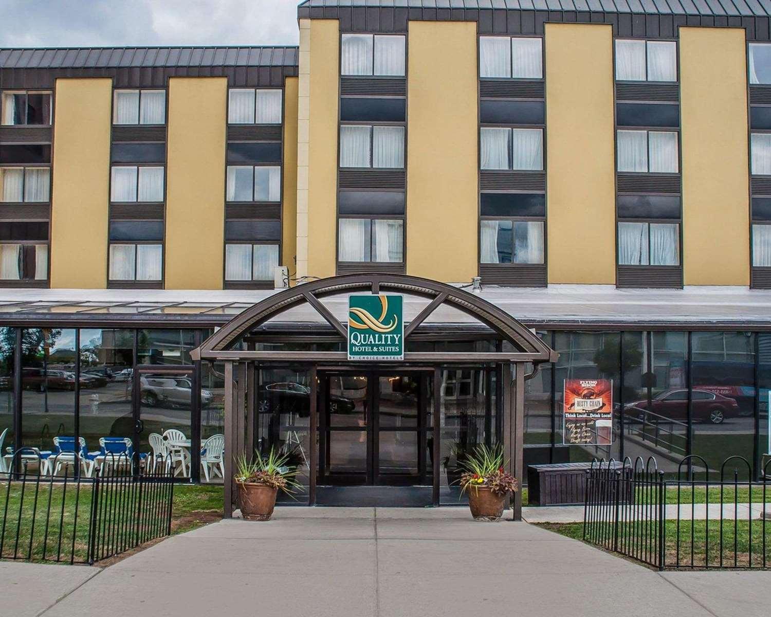 Exterior View Quality Hotel & Suites At The Falls