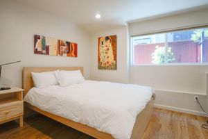 Alquiler Vacacional - Modern, art-inspired home with parking and patio