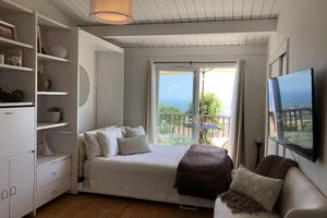 Renta temporal - Chic & Sophisticated Studio with Panoramic Views & Privacy (yard, pet friendly!)