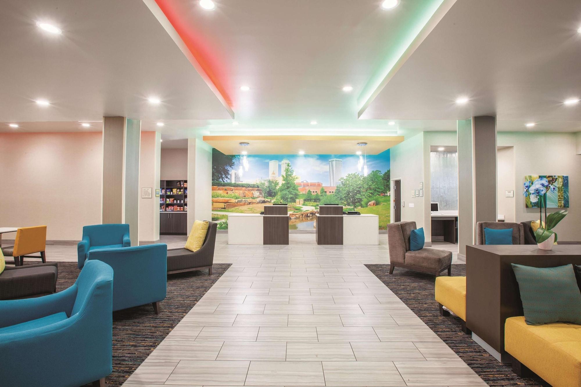 Vista Lobby La Quinta Inn & Suites by Wyndham Tulsa Broken Arrow