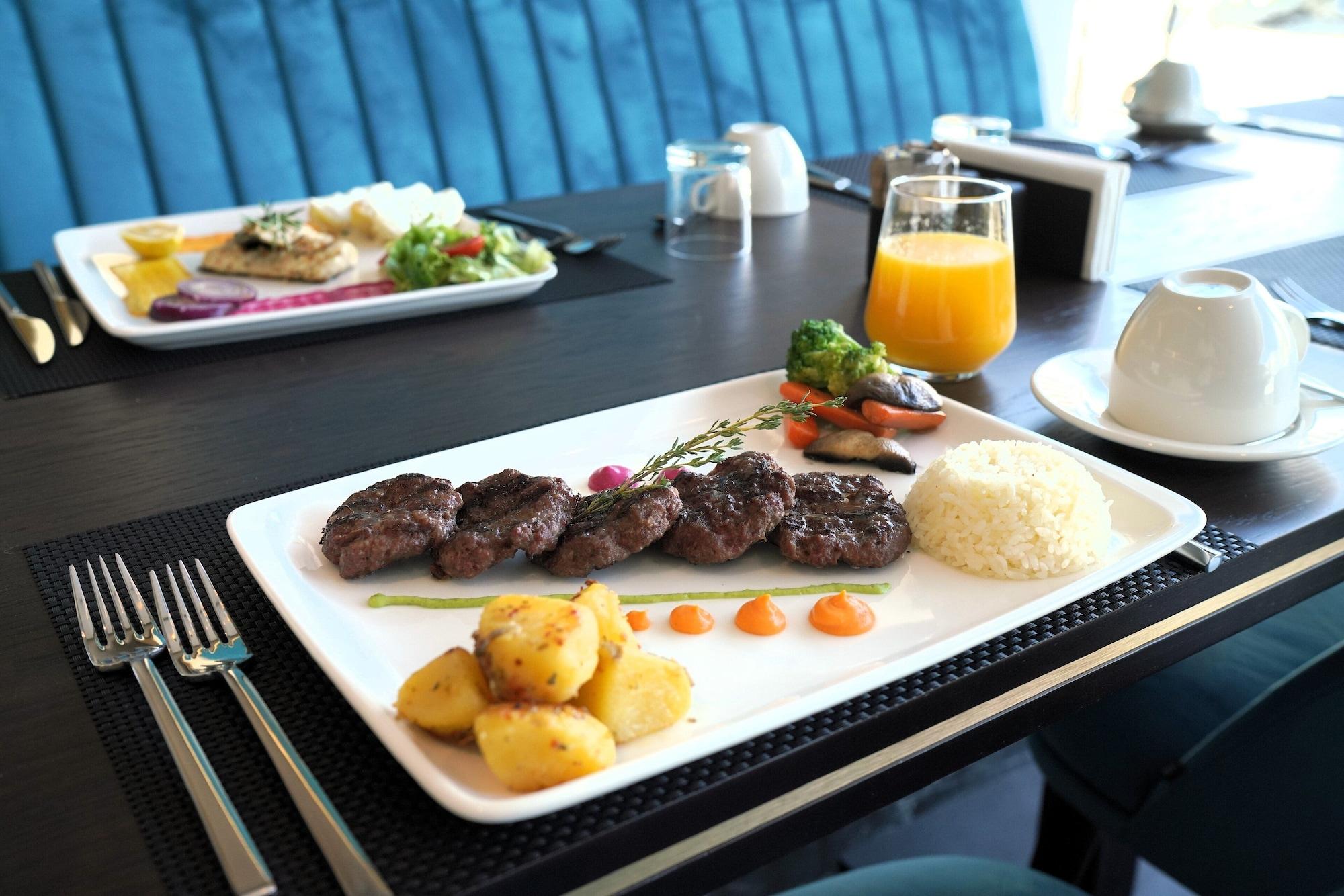 Restaurant Crowne Plaza Yalova by IHG