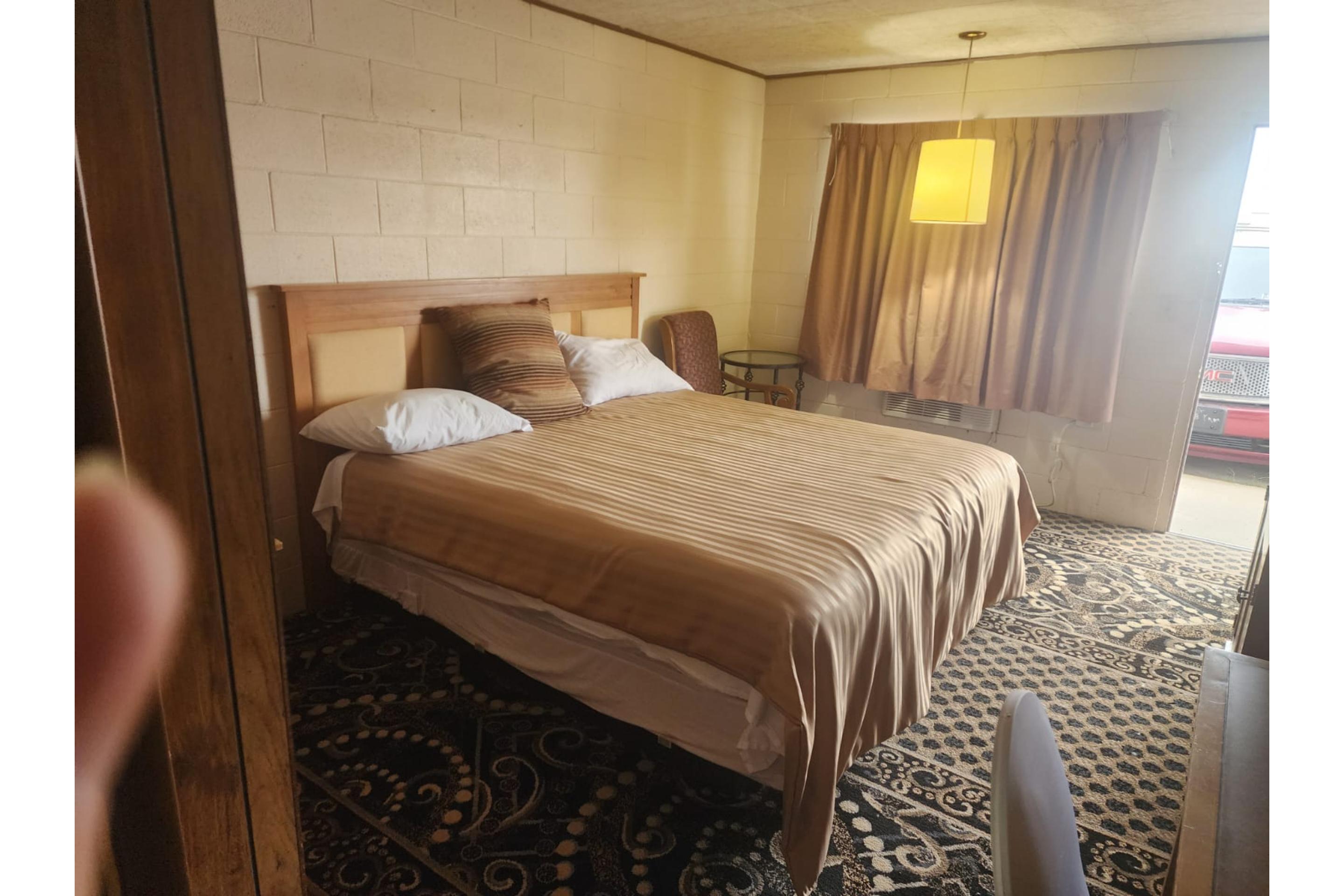 Habitación First Inn By OYO Quinter Hwy 70